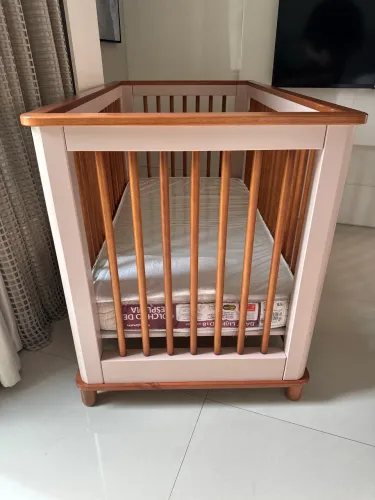 Berço de Madeira 2 em 1: Cresce com Seu Bebê