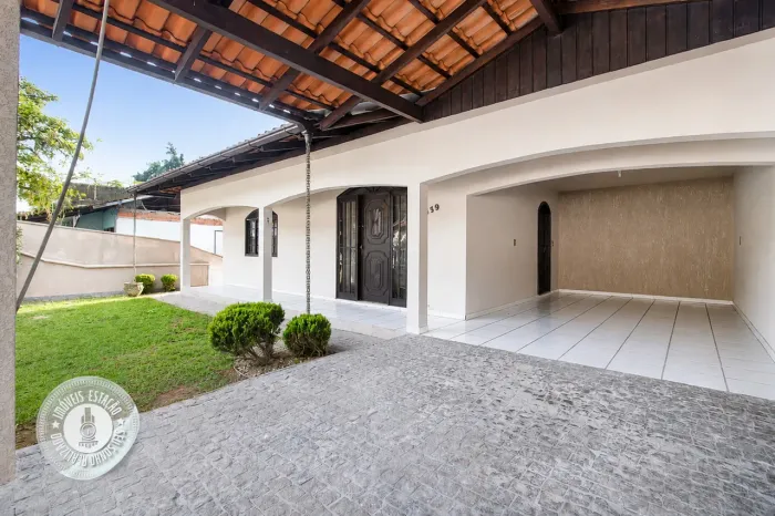 CASA EM ÓTIMA LOCALIZAÇÃO NA ÁGUA VERDE!