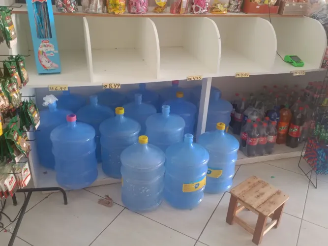 Vende-se prateleiras