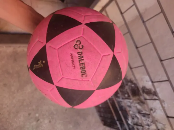 Bola de futevôlei pouco tempo de uso toda boa