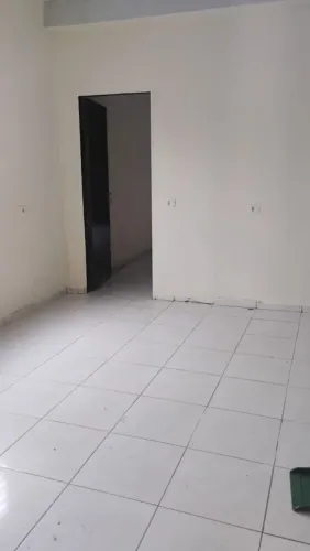 Aluga -se uma casa de 4 cômodos.