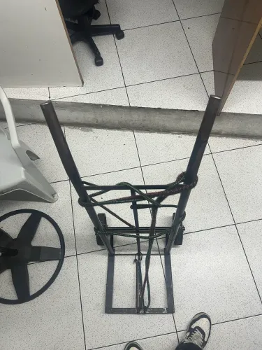 Carrinho de carga com pneu maciço 