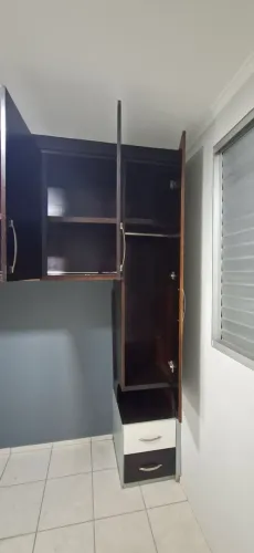 Guarda roupa de madeira