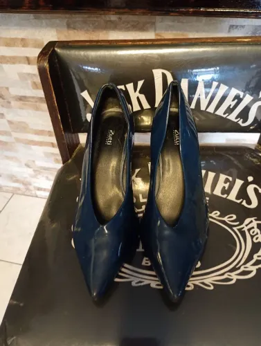 Sapato feminino em verniz azul marinho 36 ( ZUTTI)