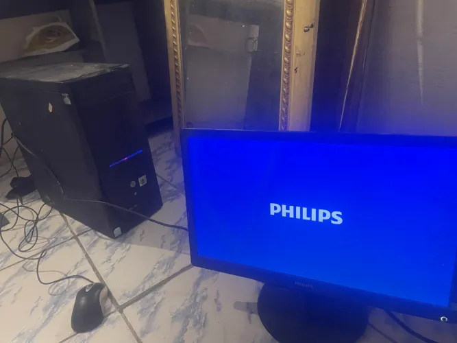 Computador com mesinha 