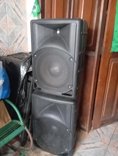 Caixa de som passiva.