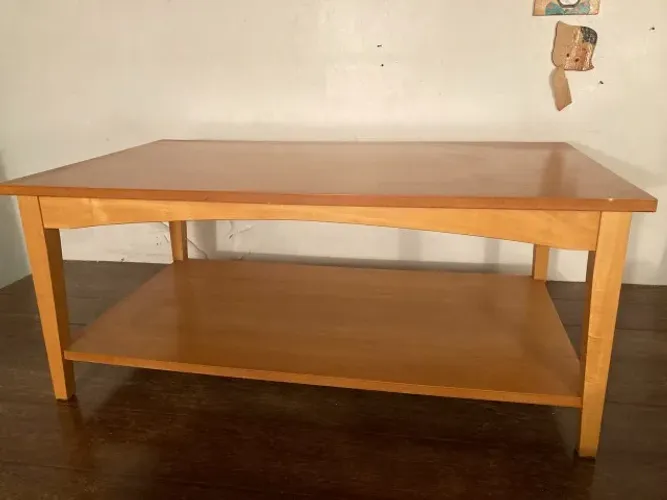 Mesa de centro retangular madeira clara, dois andares ? 95x55x40cm