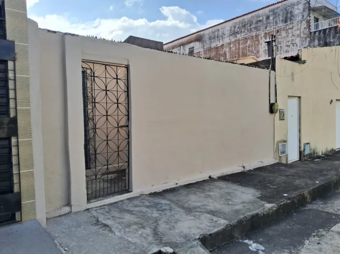 Aluga-se casa no Henrique Jorge