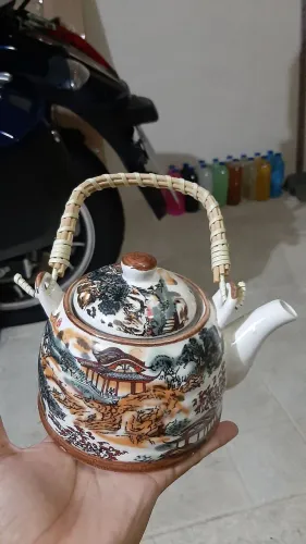 chaleira/bule oriental de porcelana com alça de bambu