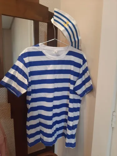 Blusa listrada e chapéu quepe estilo marinheiro. Serve P e M aproximadamente.