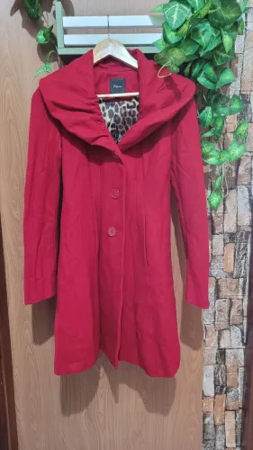 Sobretudo Vermelho Express Impecável com Gola boba , Ruffle collar.