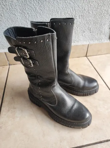 Vendo bota feminina 