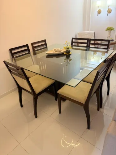 Mesa de madeira com 8 lugares em perfeito estado