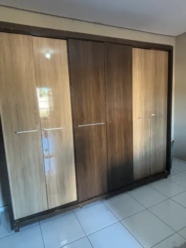 Vende-se guarda-roupa 6 portas. 