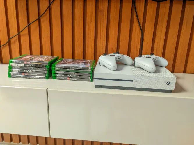 Xbox One S 500gb, 2 controles, 15 jogos