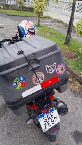 Vende se baú com suporte 