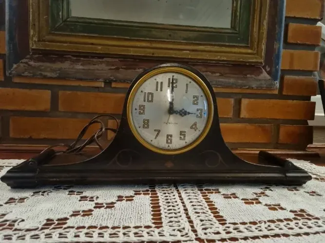Relógio elétrico de mesa Plymouth, em caixa no clássico formato "chapéu de Napoleão" (Napo