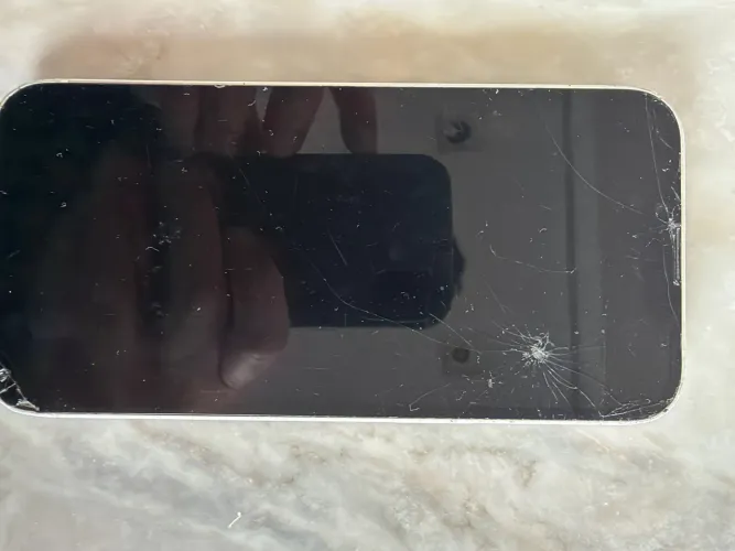 IPhone 13 128GB - Tela com um pingo e tampa quebrada