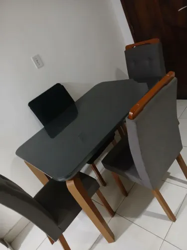 Mesa vidro 4 cadeiras, super conservada 