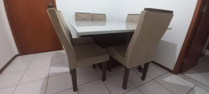 Mesa de madeira com vidro de 8 cadeiras