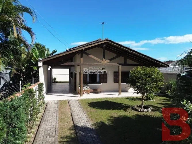 Casa Ampla a 650m do Mar na Barra do Saí. Conforto, Espaço e Lazer!