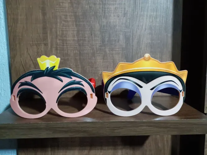 2 brinquedos McDonald's óculos de vilã Disney usados na condição