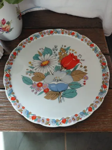 Prato vintage (décadas de 60/70) para bolo em porcelana Schmidt. Diâmetro 32cm