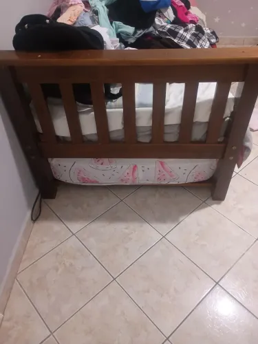 Vendo cama de solteiro em madeira maciça 450 reais