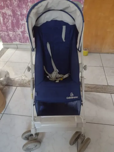 Carrinho de bebê e bebê conforto