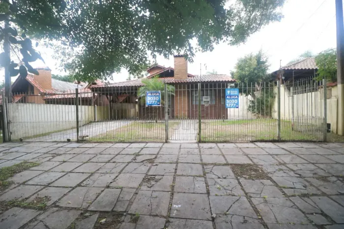Casa Aconchegante com Piscina no Bairro Las Acácias, Praia do Laranjal