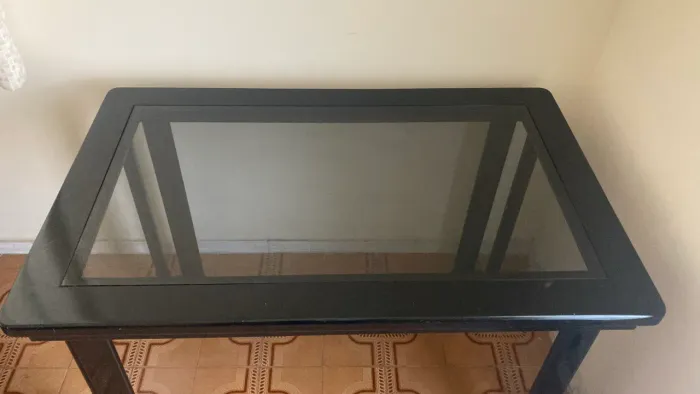 Mesa com 3 cadeiras e Tela de Vidro.