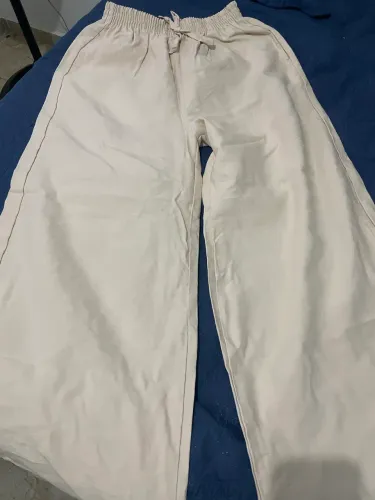 Calça bege.