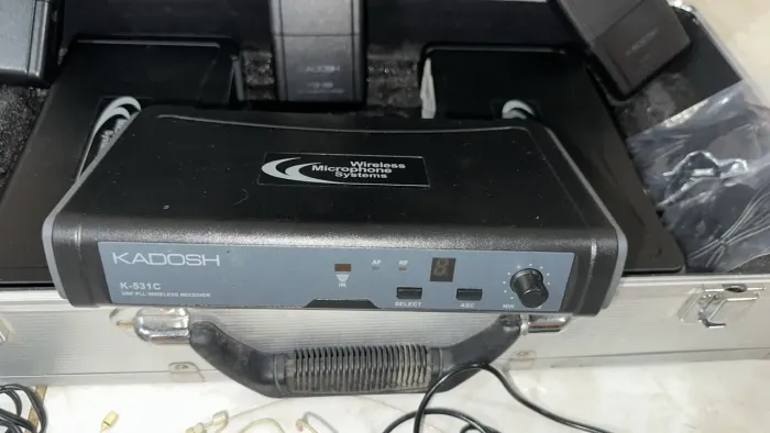 Microfone facial Kadosh R$200,00 cada Microfone com transmissor, receptor, fonte e facial.
