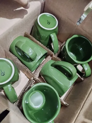Conjunto de louça - xícaras/ travessa/ pratos