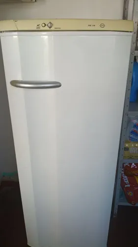 Vende-se uma geladeira