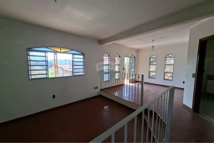 IMÓVEL COM CASA PRINCIPAL + 2 ESPAÇOS INDEPENDENTES IDEAL PARA RENDA OU FAMÍLIA GRANDE