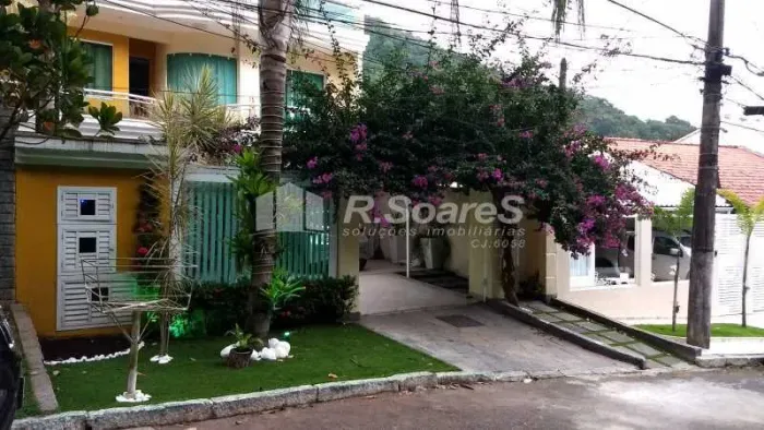 Ampla casa no condomínio Vale das Acácias, no Valqueire.