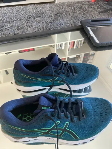 Asics Nimbus 24 tamanho 43 mas veste em quem calça 42