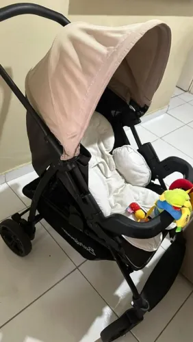 Carrinho de bebê e bebê conforto