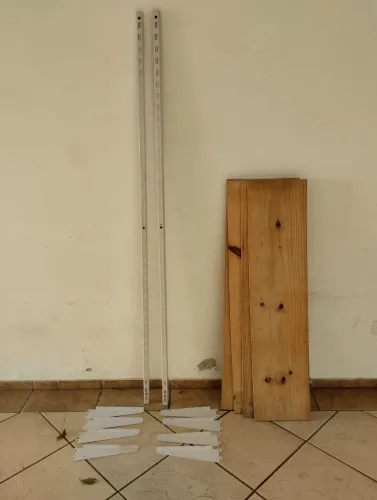 Prateleira com trilho cremalheira, suporte e tábuas