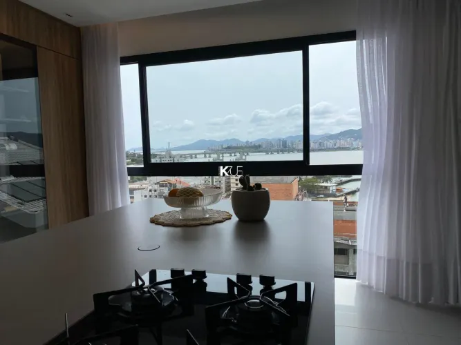 Linda cobertura com vista livre e permanente para o mar e para as duas pontes de Florianóp