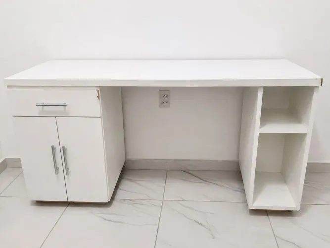 VENDO MESA DE QUARTO DE ANGELIM