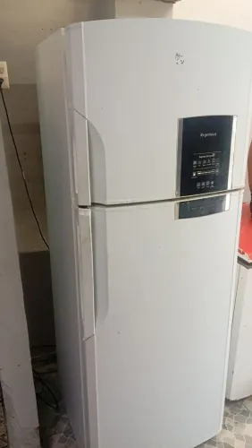 Geladeira com defeito motor liga ,mas não gela 200 reais