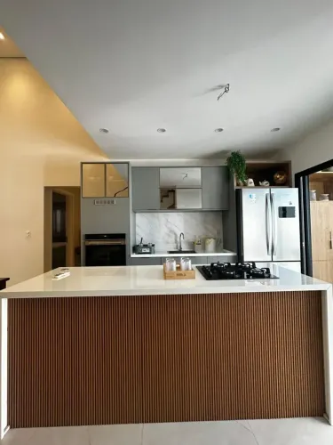 ALPHAVILLE 4, 300m2, 3 SUÍTES, C/ PISCINA, ARM E AR, AC. CASA MENOR VALOR