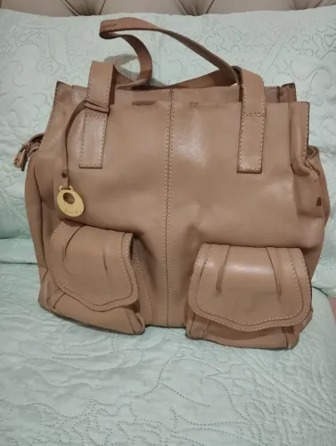 Bolsa nude em couro.