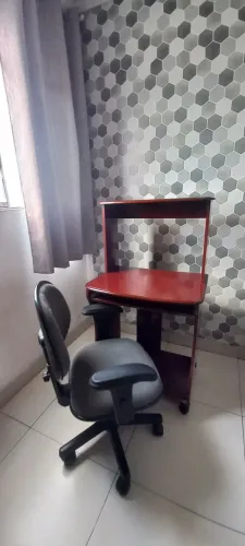 Escrivaninha para computador com rodinhas + cadeira giratória 