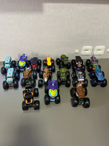 Carrinhos monstertruck hotwheels pequeno - R$ 45,00 cada