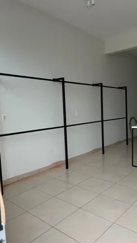 Araras para loja, arara de roupa, tenis e boné.