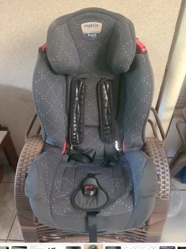 Cadeirinha de bebê para carro em perfeitas condições e com acessórios 