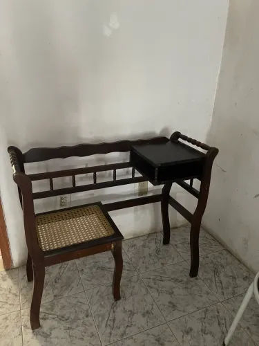 Escrivaninha/Cadeira Vintage de Madeira e Palhinha 